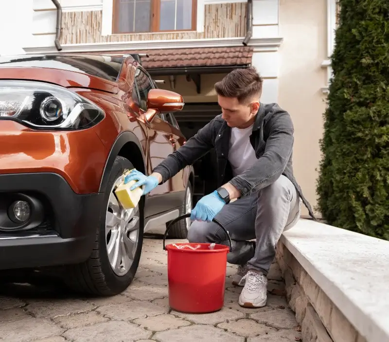 Lavage auto à domicile Corbeil-Essonnes : professionnel intervenant sur un véhicule
